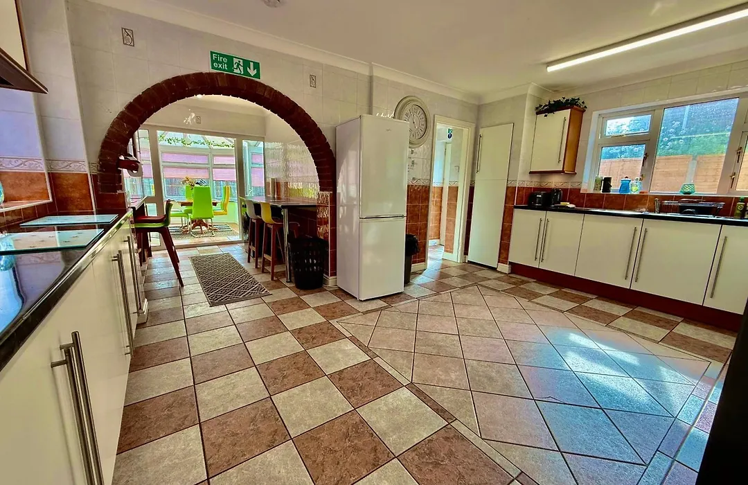 6 Bedroom House - Disc0Unts - Pool Table, Parking, Contractors, Group, Family-1