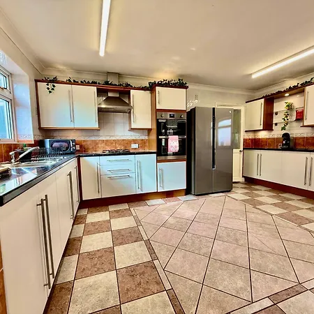 6 Bedroom House - Disc0Unts - Pool Table, Parking, Contractors, Group, Family-3